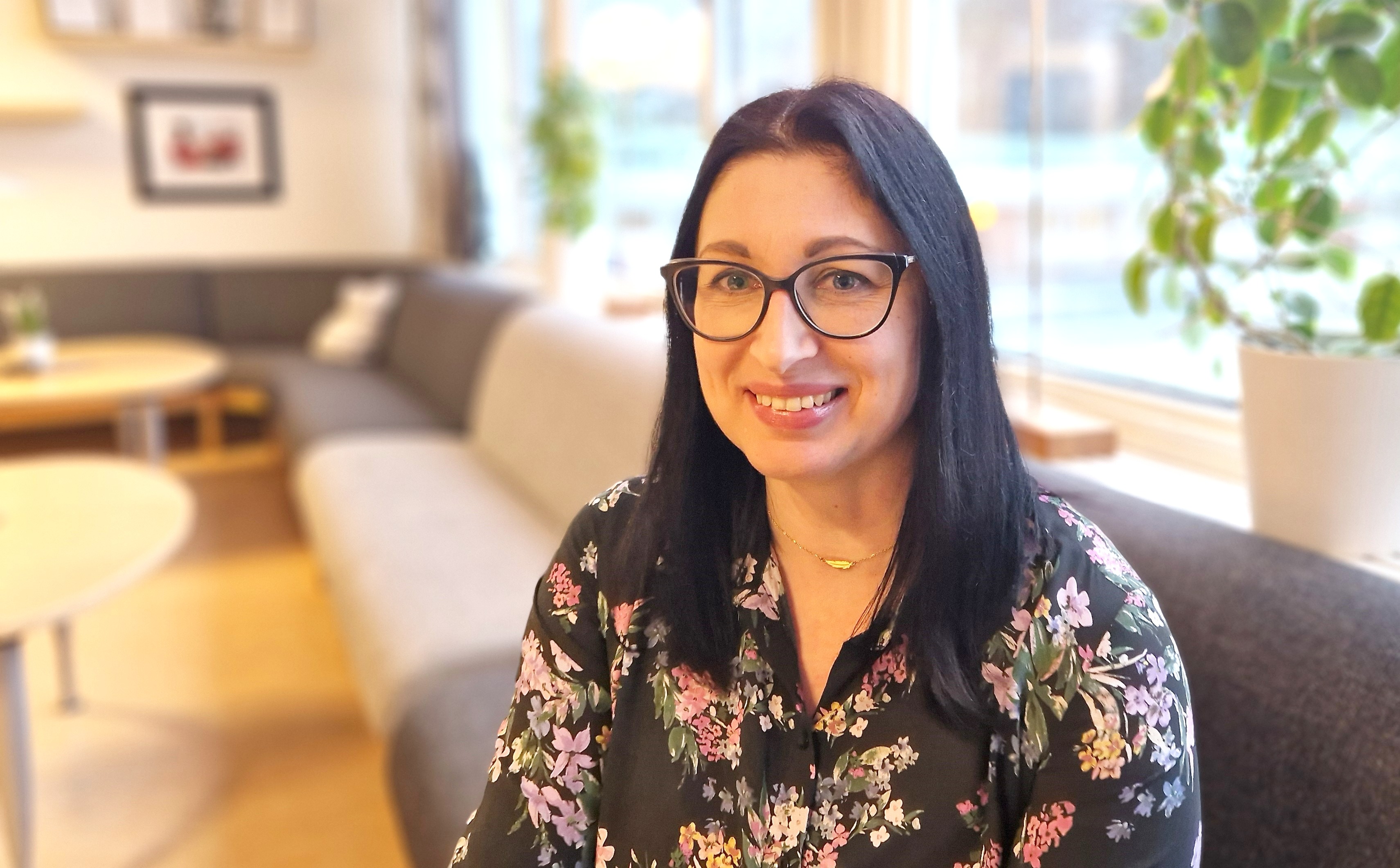 En kvinna som sitter i en soffa.