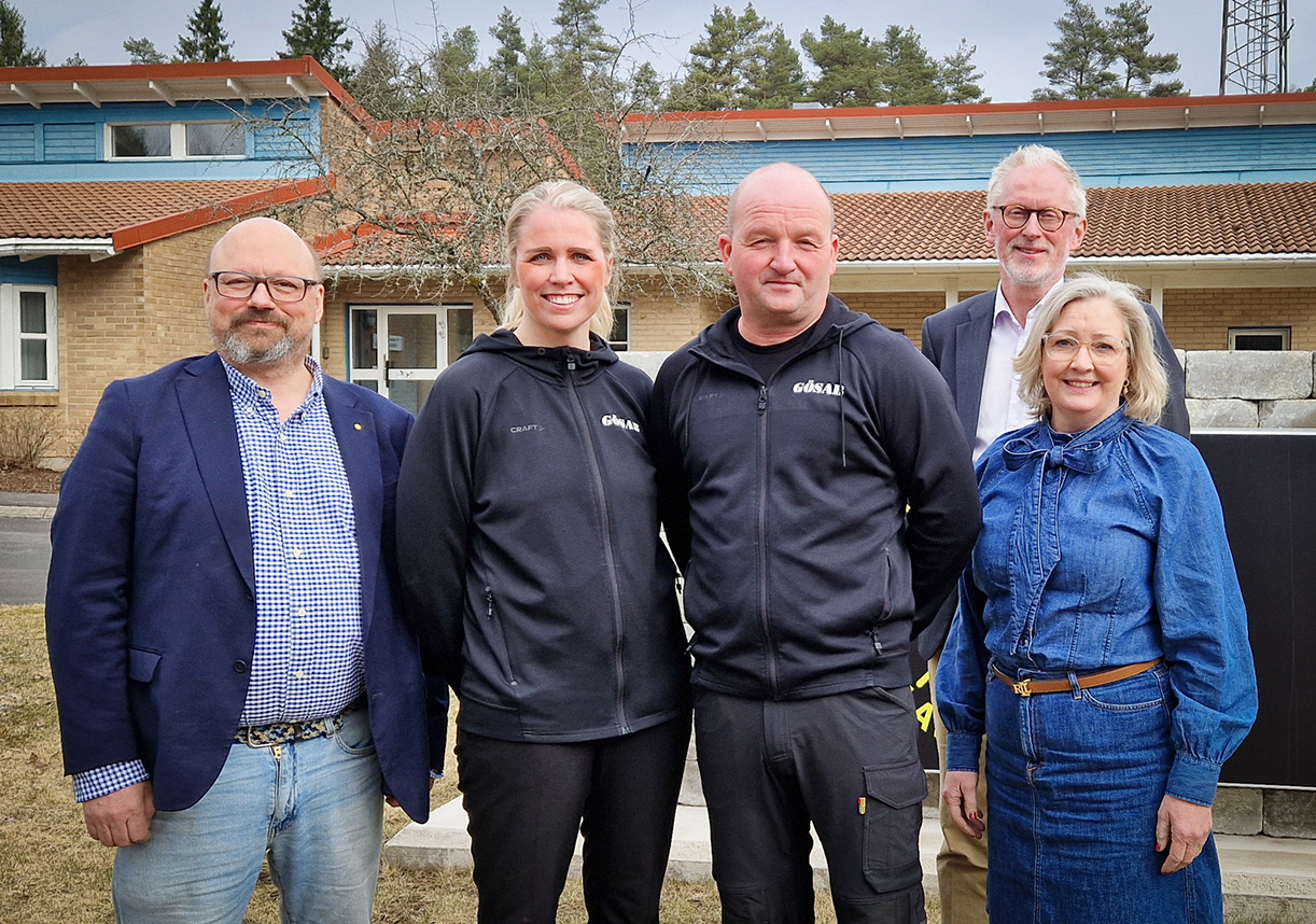 Fem personer utanför brandstationen i Gislaved.