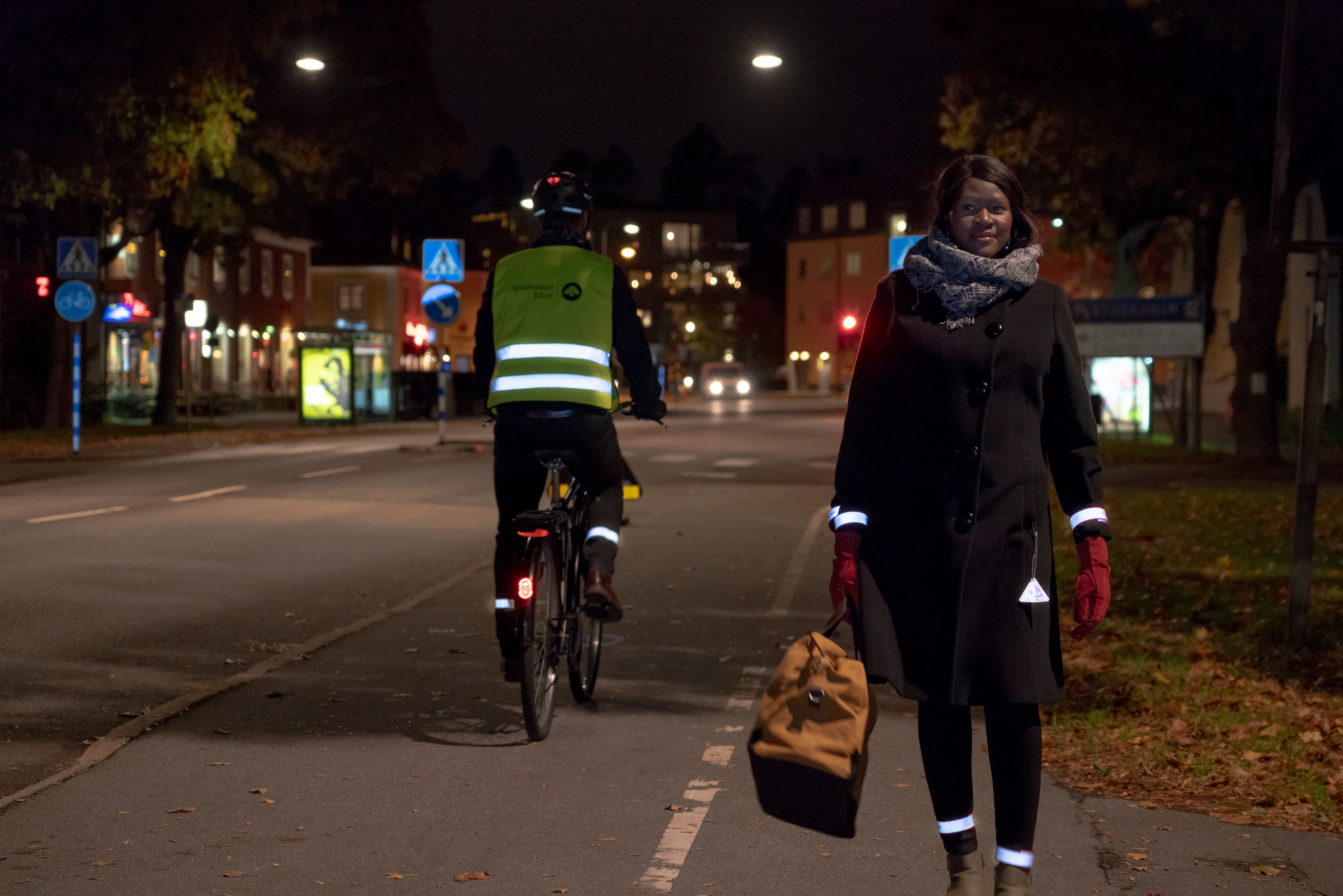 En kvinna klädd i ljus jacka i mörkret.