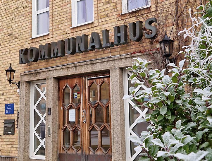 Kommunhuset i Gnojsö, sett utifrån gatan.