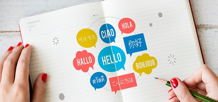 En skrivbok med ord skrivna på olika språk.