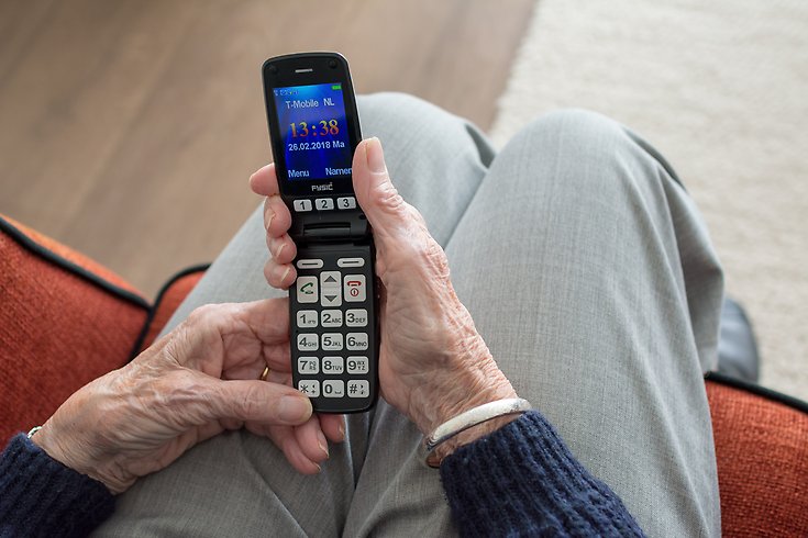 Äldre man med mobil.