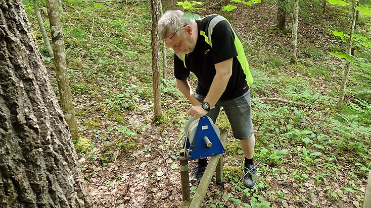 Man som jobbar vid grundvattentäkt.