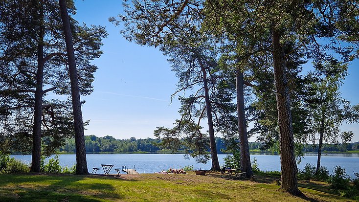 En badplats vid en sjö, sommartid.