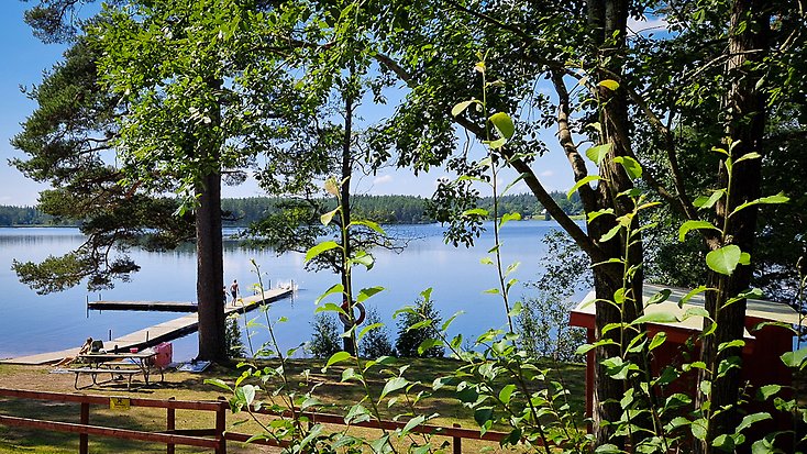 En badplats, strand vid en sjö.