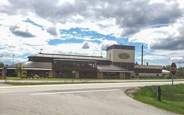 Hillerstorps Trä AB sett från vägen.