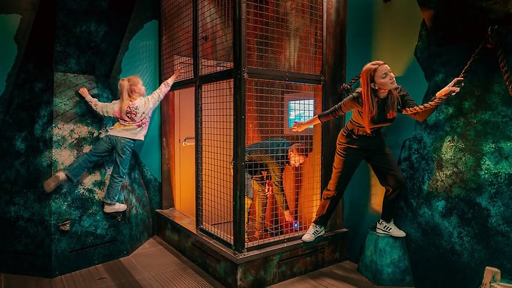 Tjejer som klättar på Prison Island i Huskvarna. 