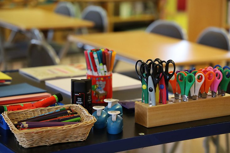 Saxar, pennor, limstift, häftpistoler och annat pysselmaterial.