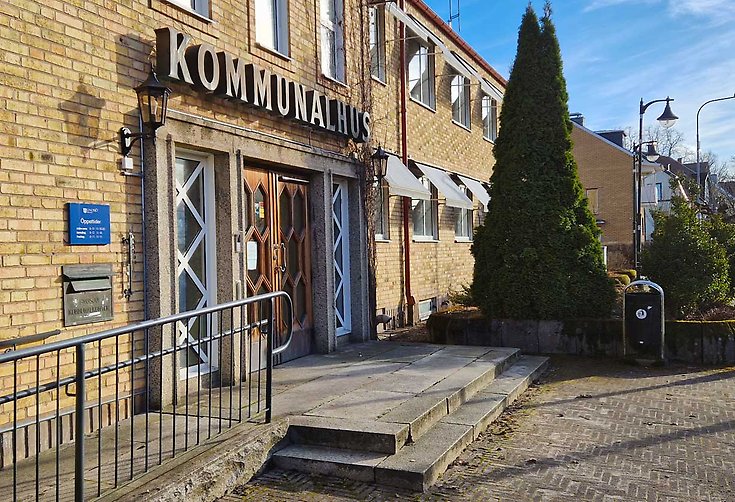 Kommunhuset i Gnojsö, sett utifrån gatan.