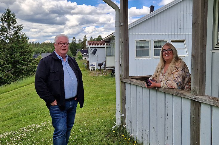 En man och en kvinna står utanför ett hus, korttidsboendet på Vältgatan.
