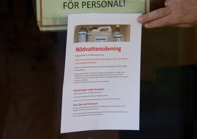 En lapp med information om nödvattenövningen.