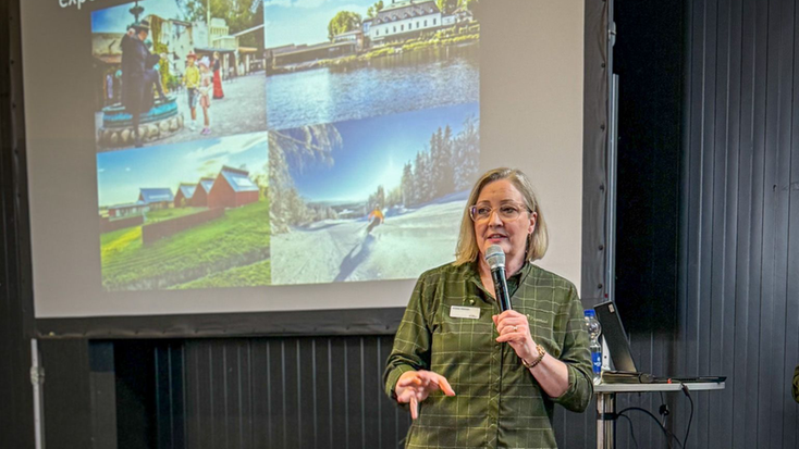 Kvinna håller föredrag.