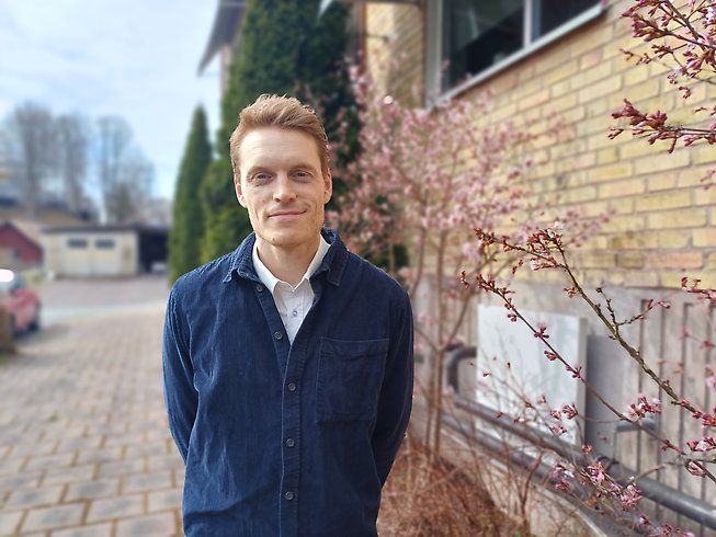 Bild på Jacob Björnell utanför kommunhuset