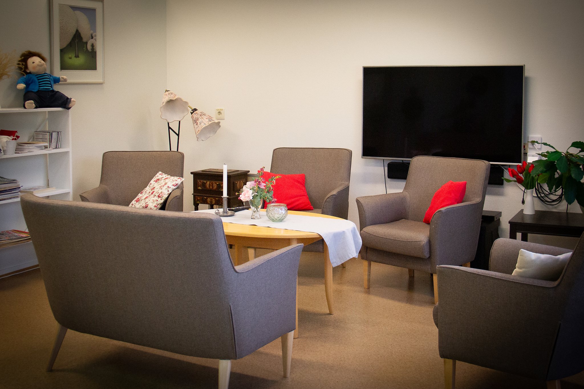 Ett allrum med soffor och tv på äldreboendet Rosendal.