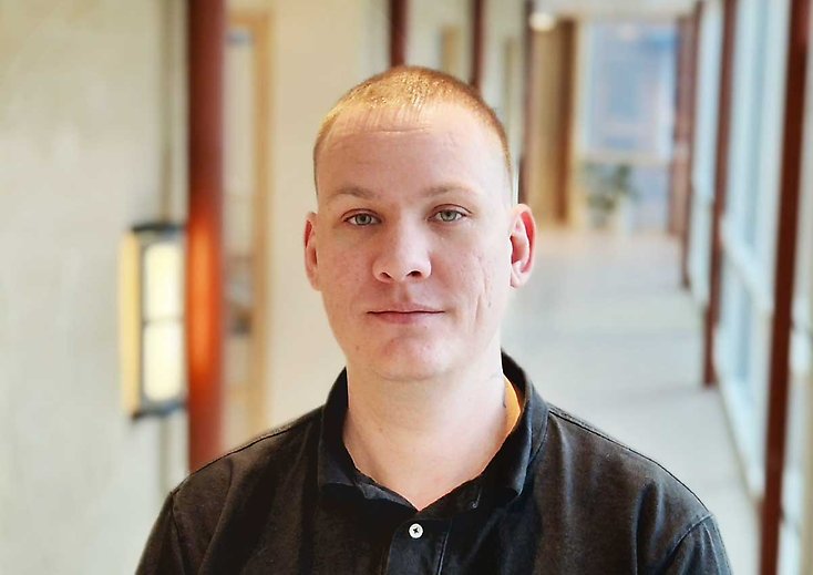 En ung man, i halvfigur.