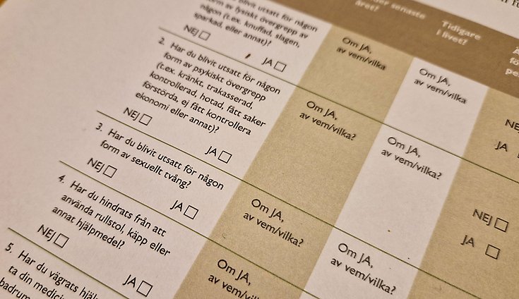 Ett foto på ett formulär där människor som har kontakt med socialtjänsten kan ange om de är utsatta för våld på något sätt.