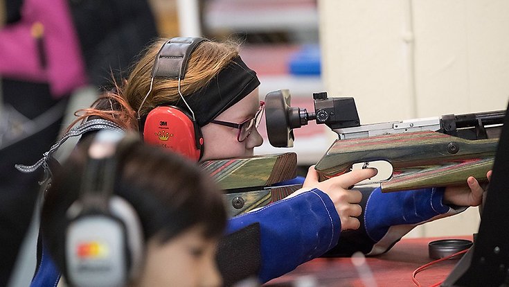 Tjej som skjuter luftgevär.