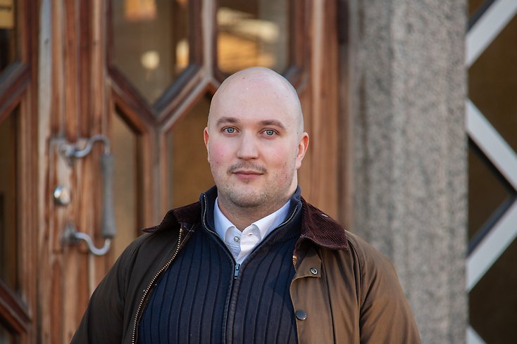 Säkerhetssamordnare John Sporrong ståendes framför Gnosjö kommunhus.