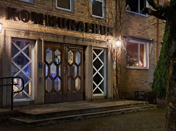 Gnosjö kommunhus sett från gatan, kvällstid