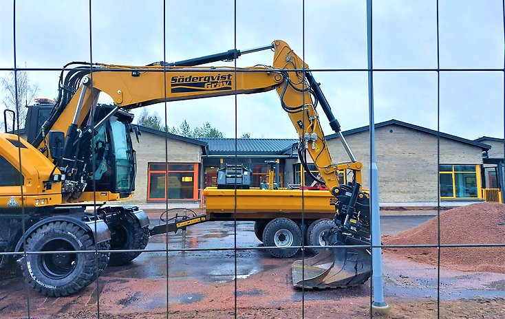 Grävskopa står framför förskolan.