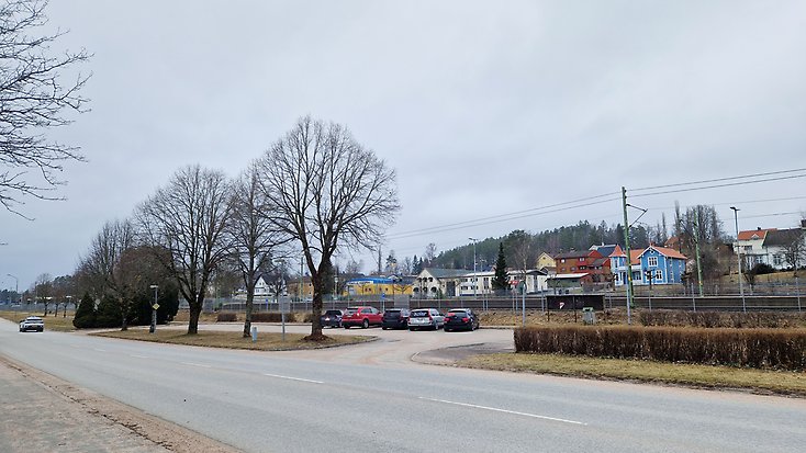 Parkeringsplats med några bilar, vid Järnvägsgatan i Gnosjö.