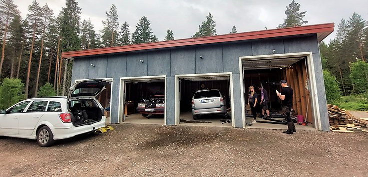 Ett garage med tre portar och ungdomar.