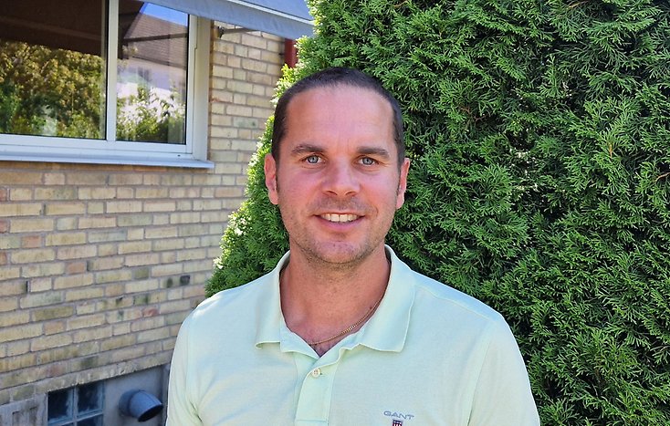 Man i fyrtioårsålden framför träd.