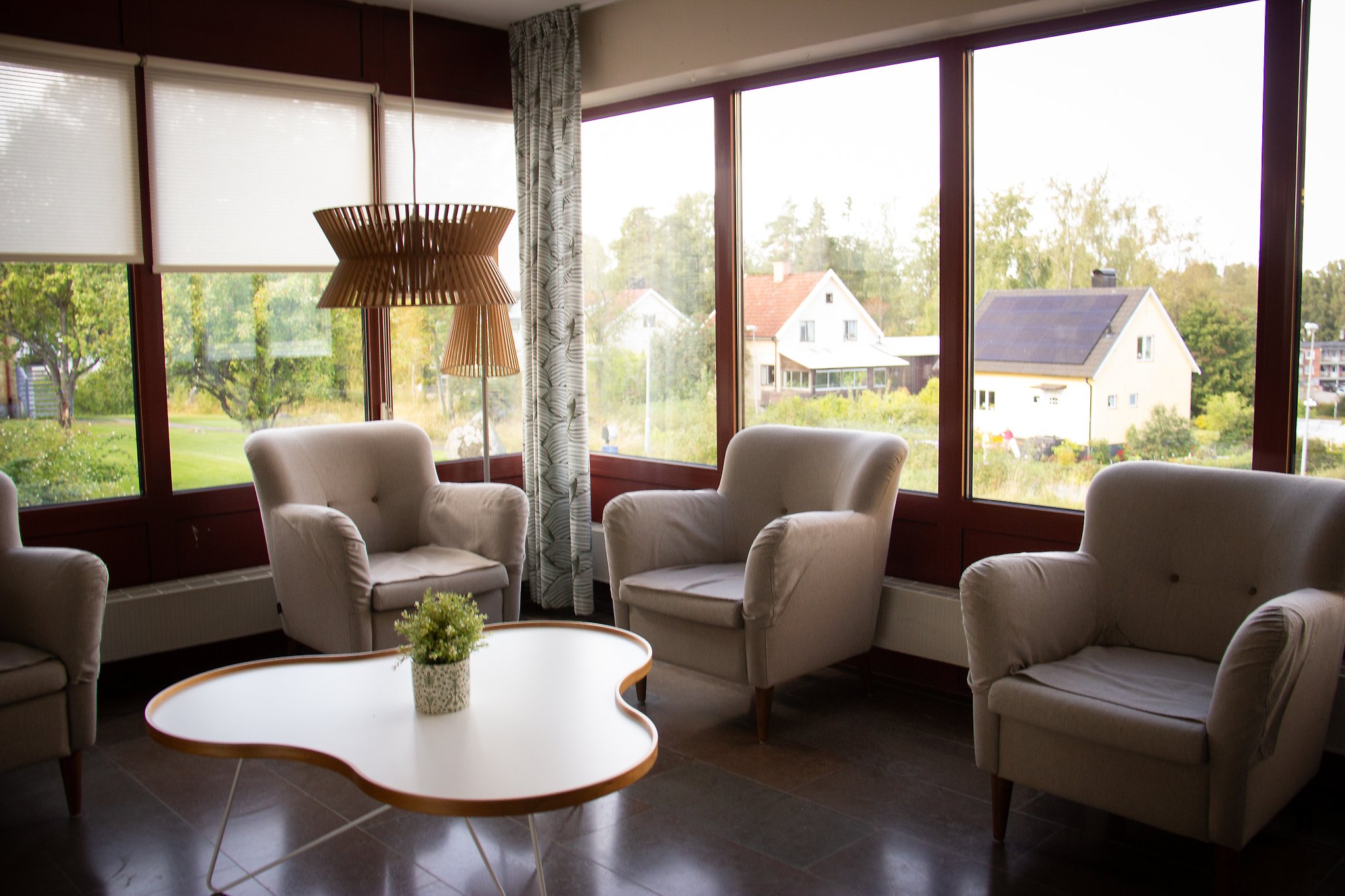 Allrum med fåtöljer på ett äldreboende.