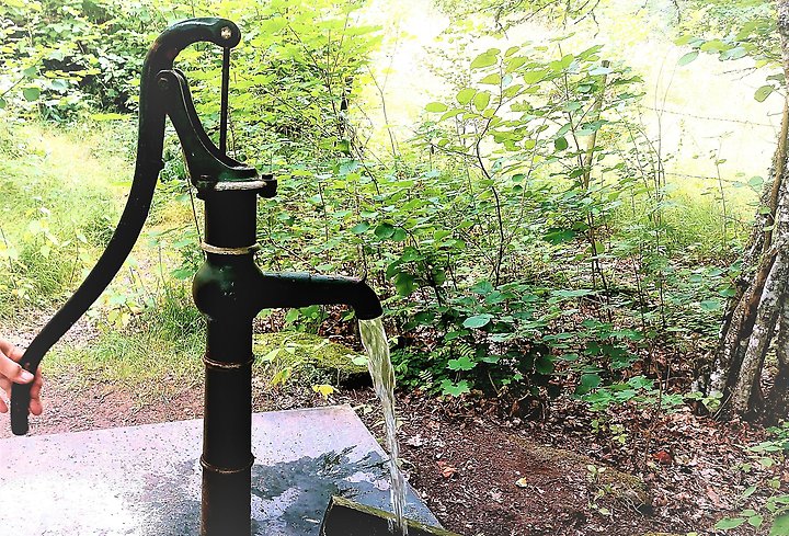Vattenrör som ligger på marken för att monteras.